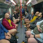 A nadrág nélküli metrózási akcióban vesznek részt emberek a londoni metró egyik vonalán 2023. január 8-án