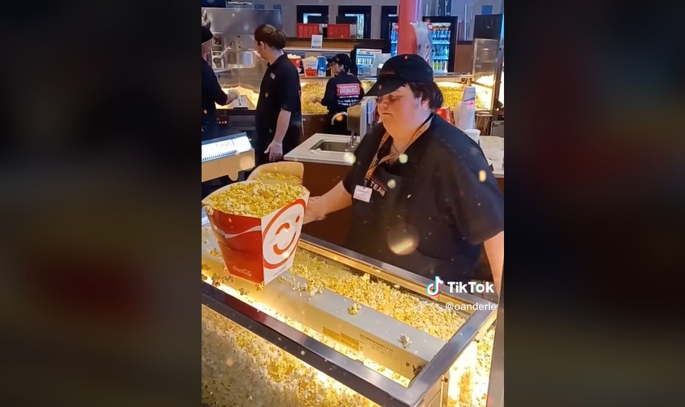 Ez a pop-corn árus srác a netezők szívébe lopta magát – videó