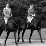 II Erzsébet és Ronald Reagan lóháton