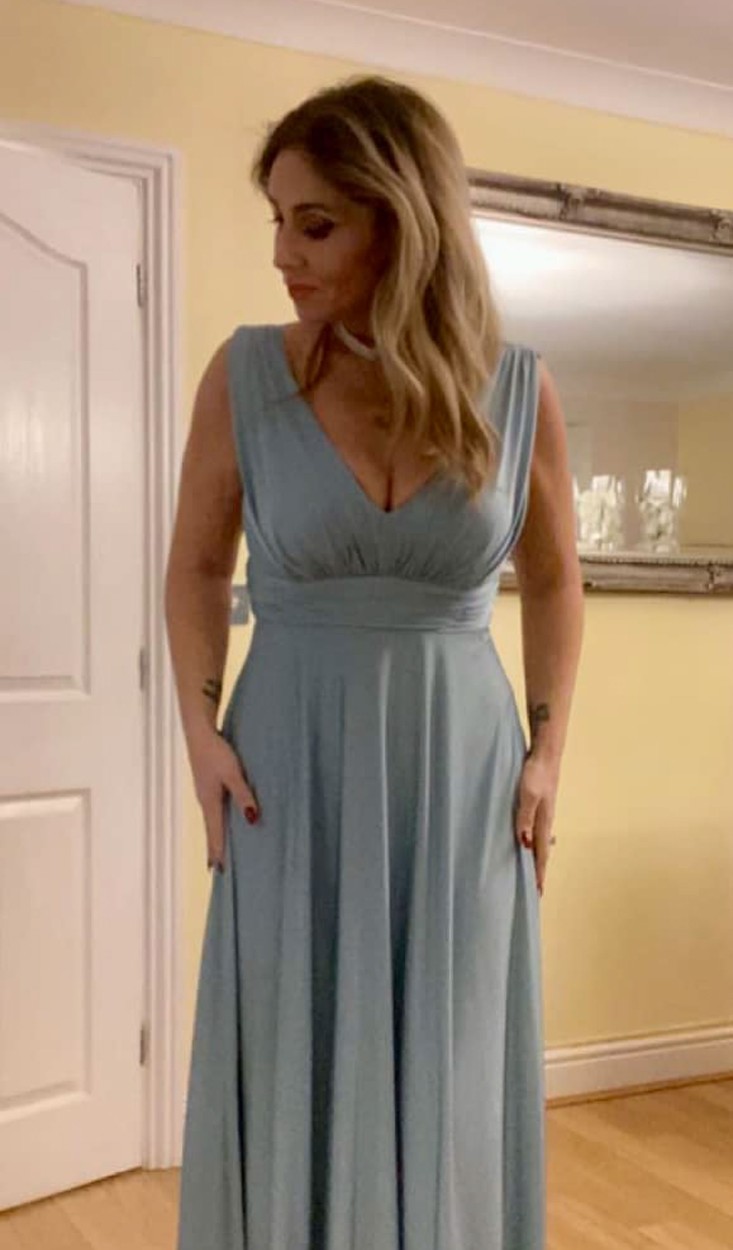 Sarah Kingham kék ruhában