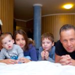 Schobert Norbi a családjával wellneszezett és dolgozott a Hotel MenDanban Zalakaroson