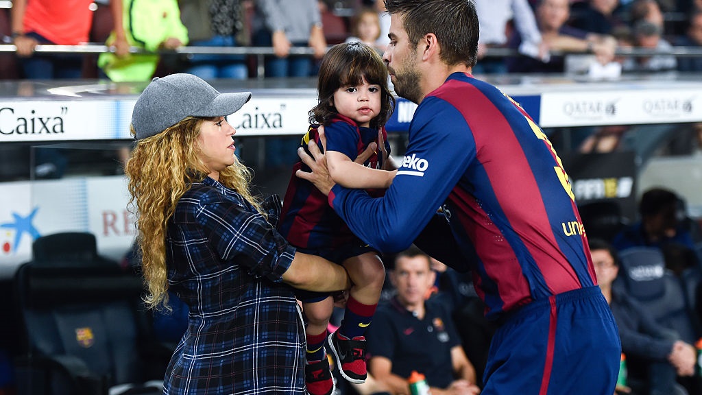 Shakira és Piqué kisfiukkal, Milánnal