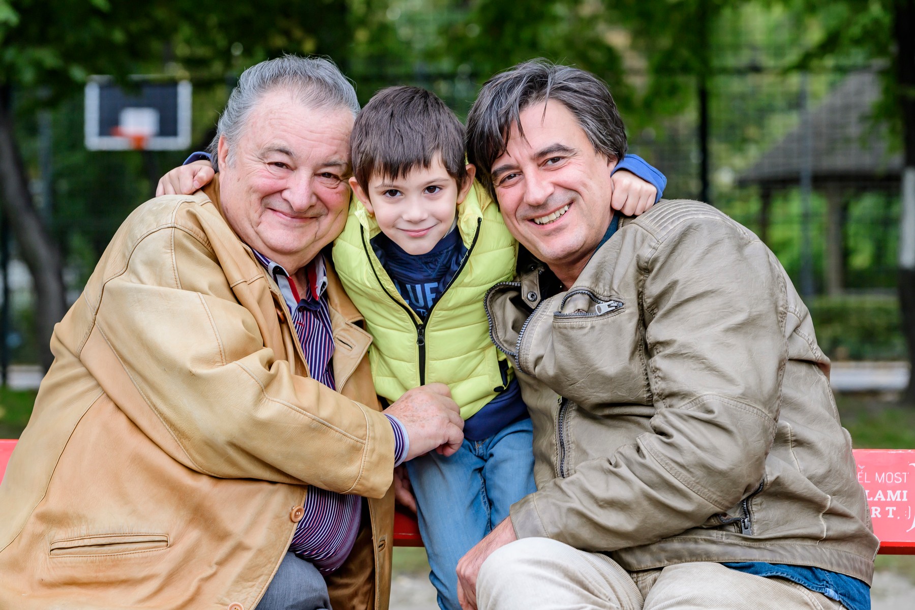 Tihanyi-Tóth Csaba az édesapjával és a kisfiával