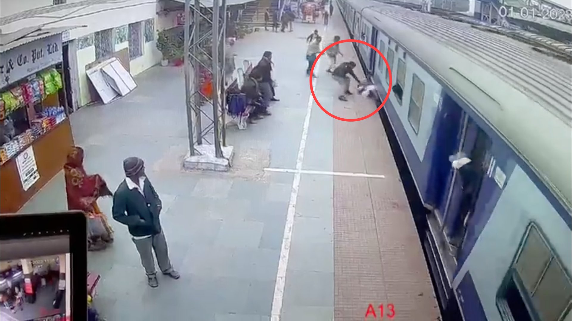 A peronőr kihúzza a vonat alá csúszó utast