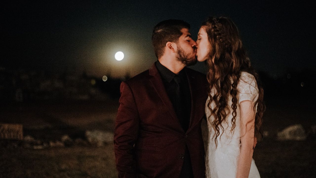 Férfi és nő csókja teliholdnál