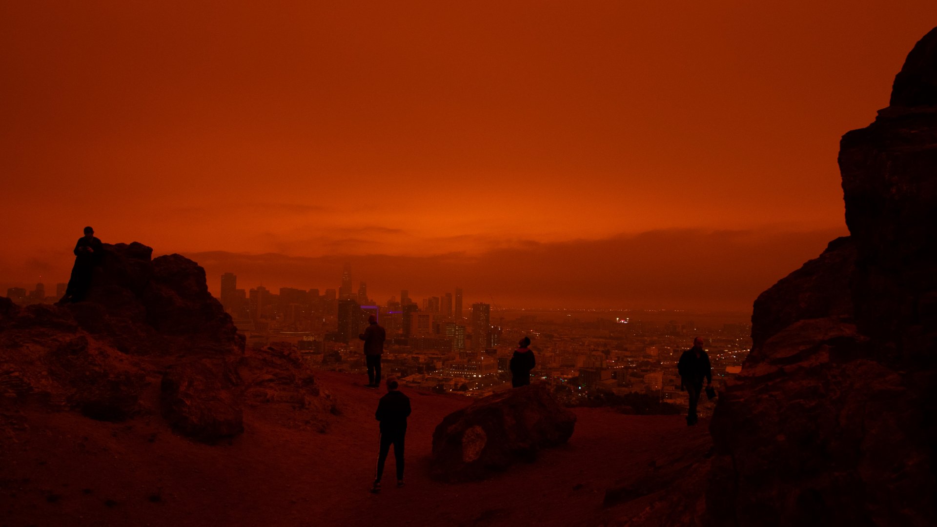Nagyváros és vörös égbolt apokalipszis idején