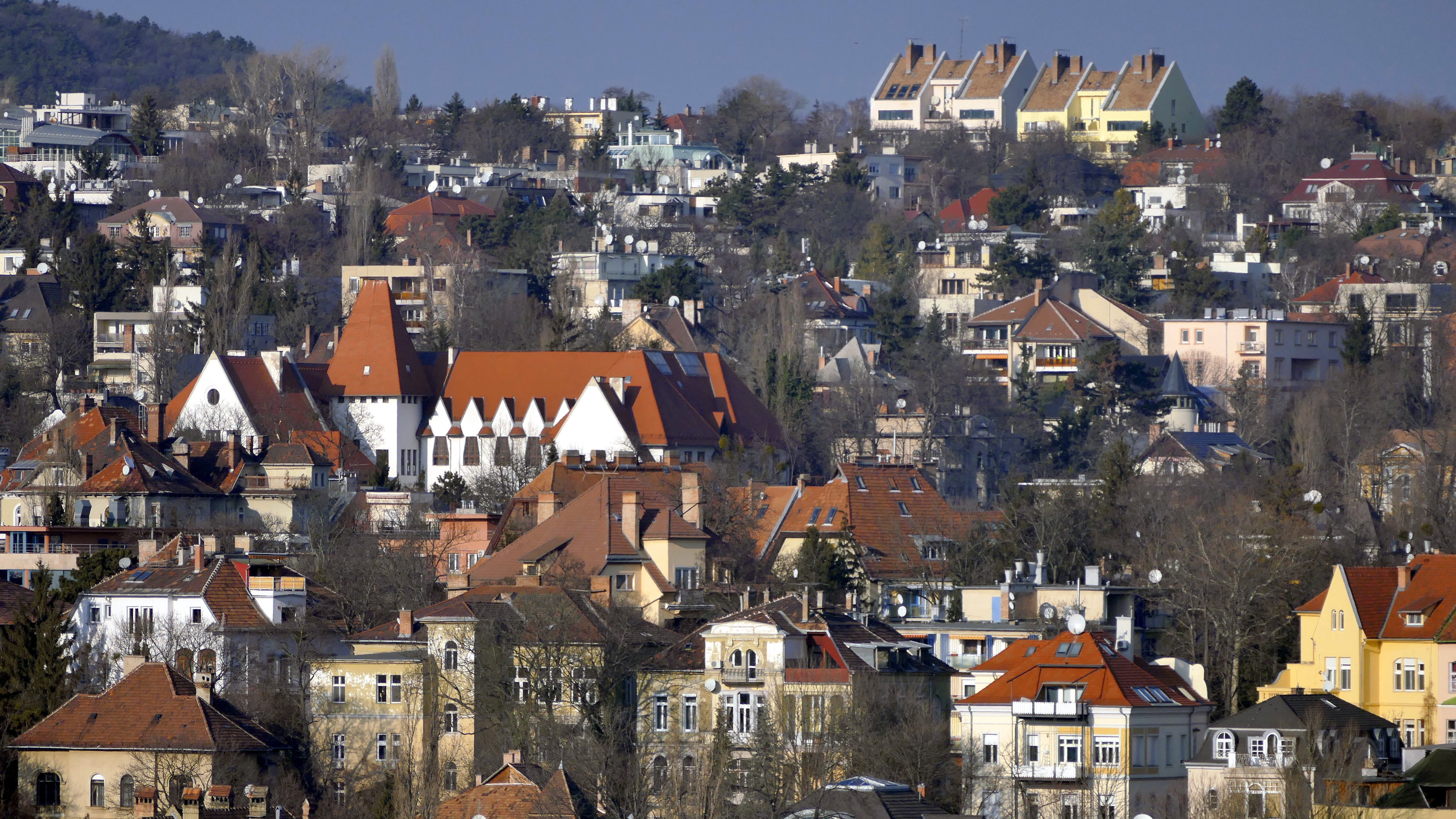 Budapest II. kerületének részletében a Rózsadomb városrész régi és újabb lakóépületei déli irányból.
