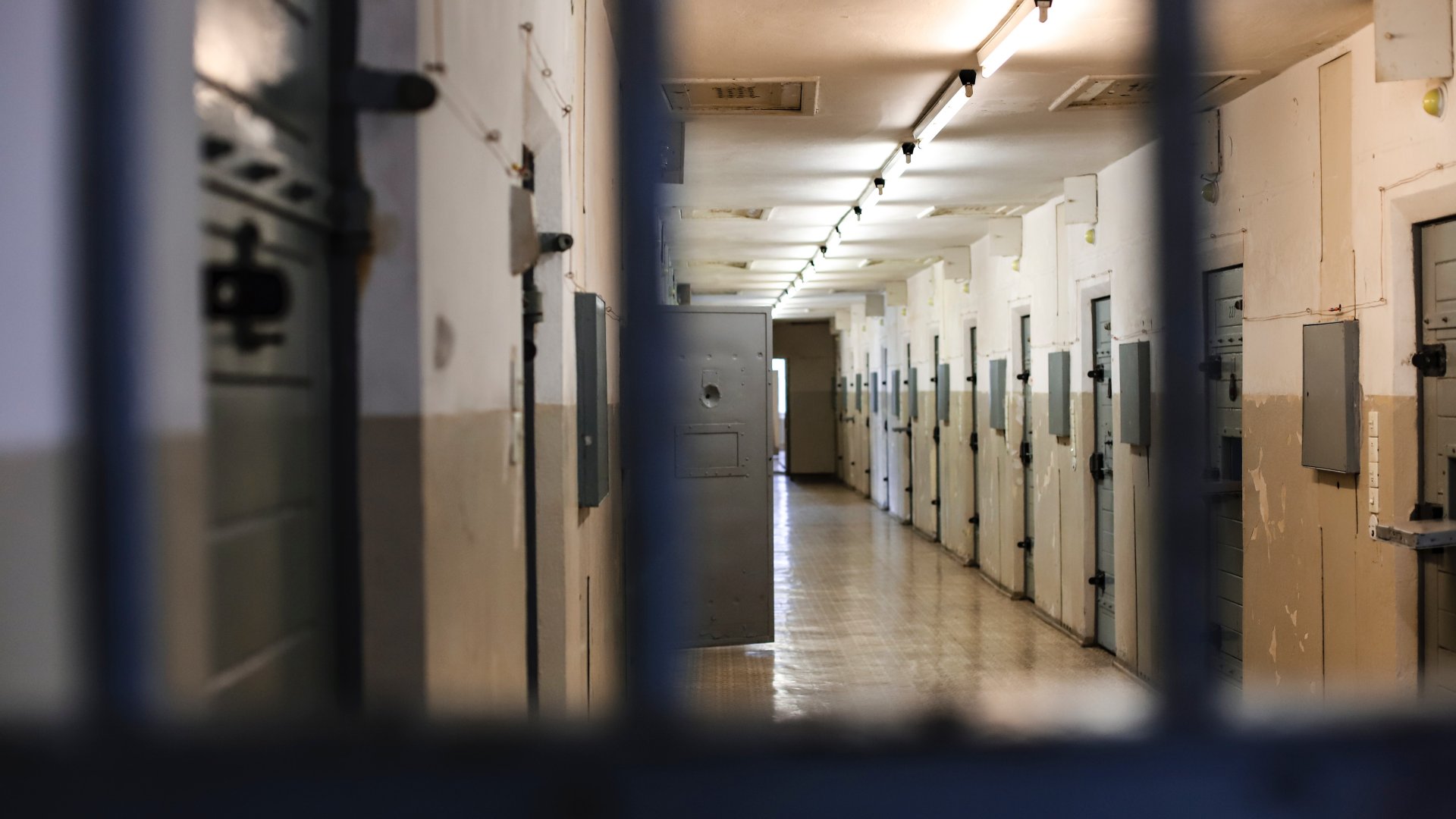 Cellák ajtajai egy börtön folyosóján
