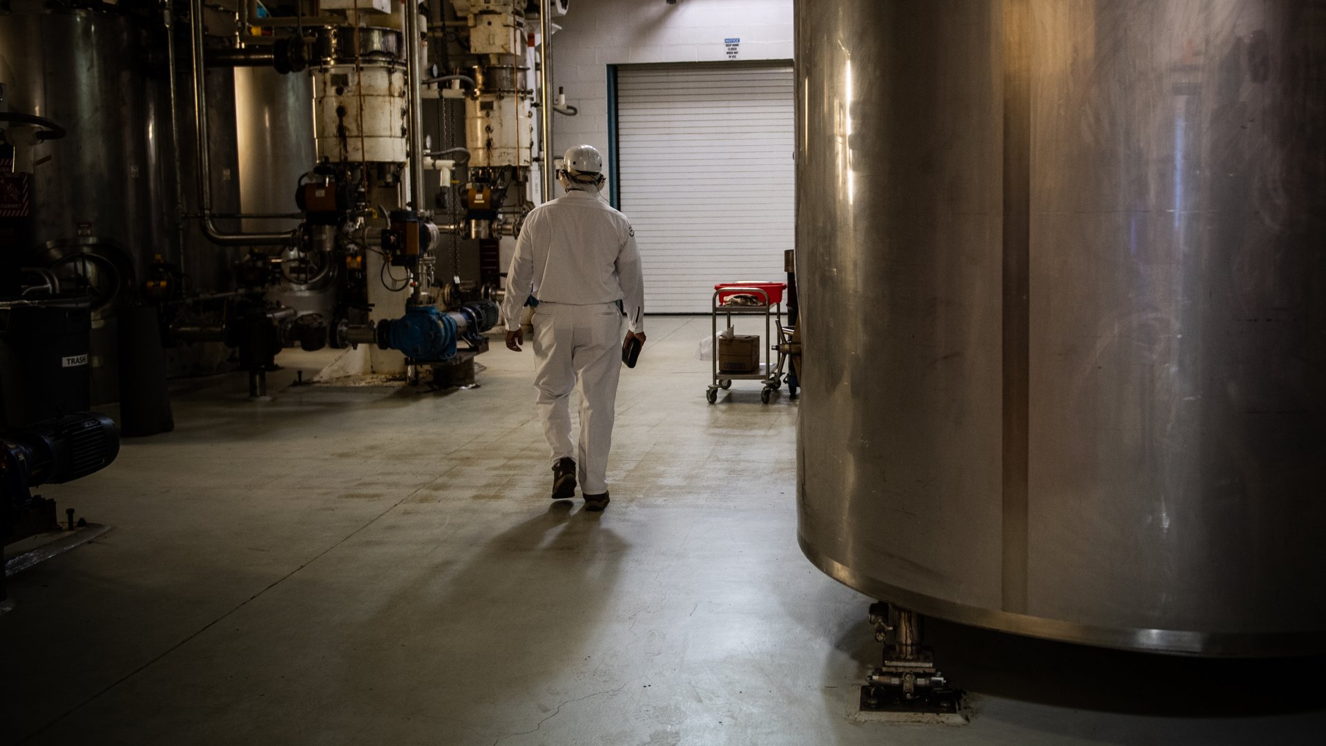 Egy alkalmazott sétál a Mars Chocolate gyárában 2019. március 29-én Elizabethtownban, Pennsylvania államban