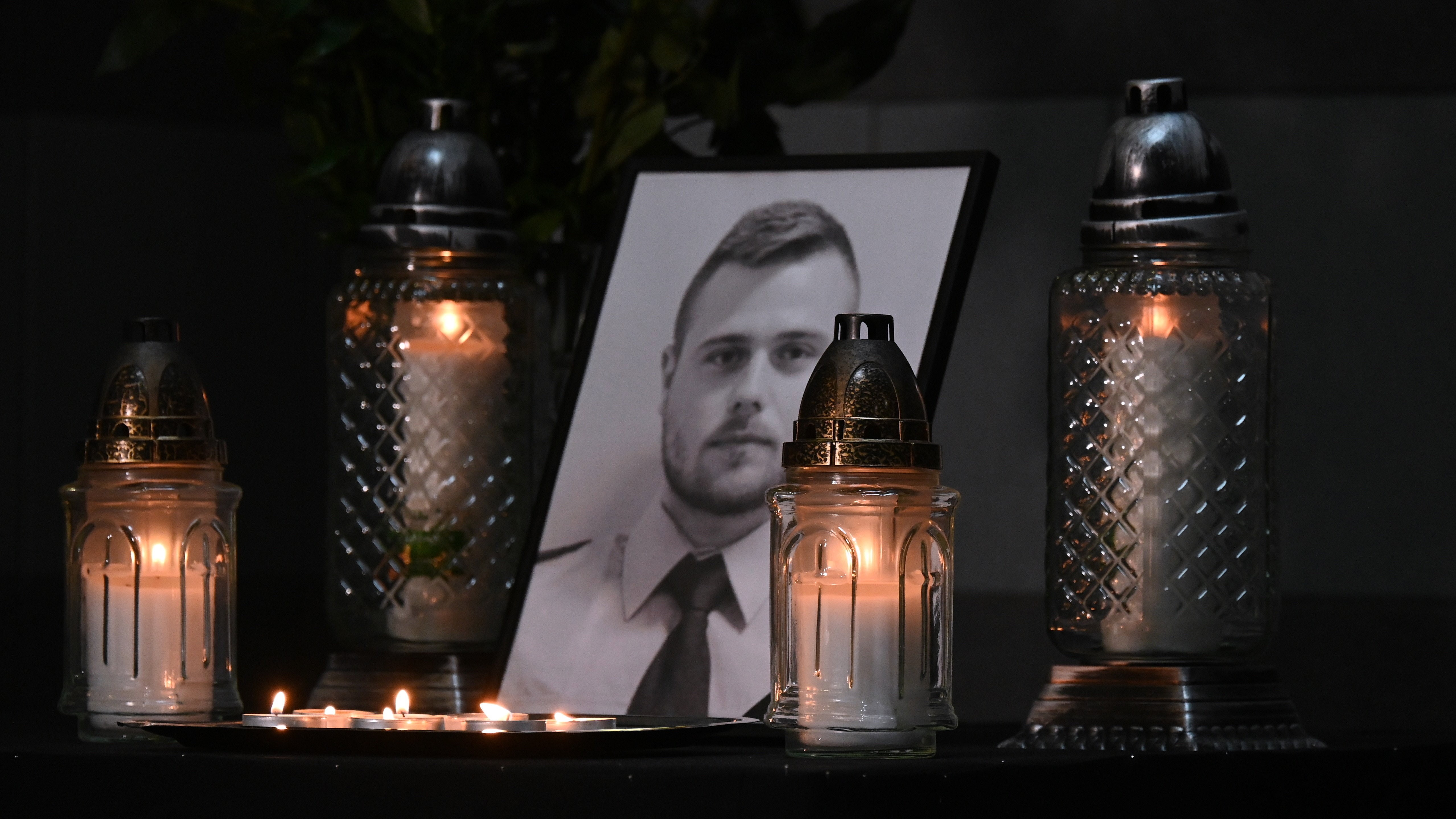 Mécsesek égnek Baumann Péter fõtörzsőrmester emlékére a Rendőrségi Igazgatási Központban tartott sajtótájékoztató helyszínén
