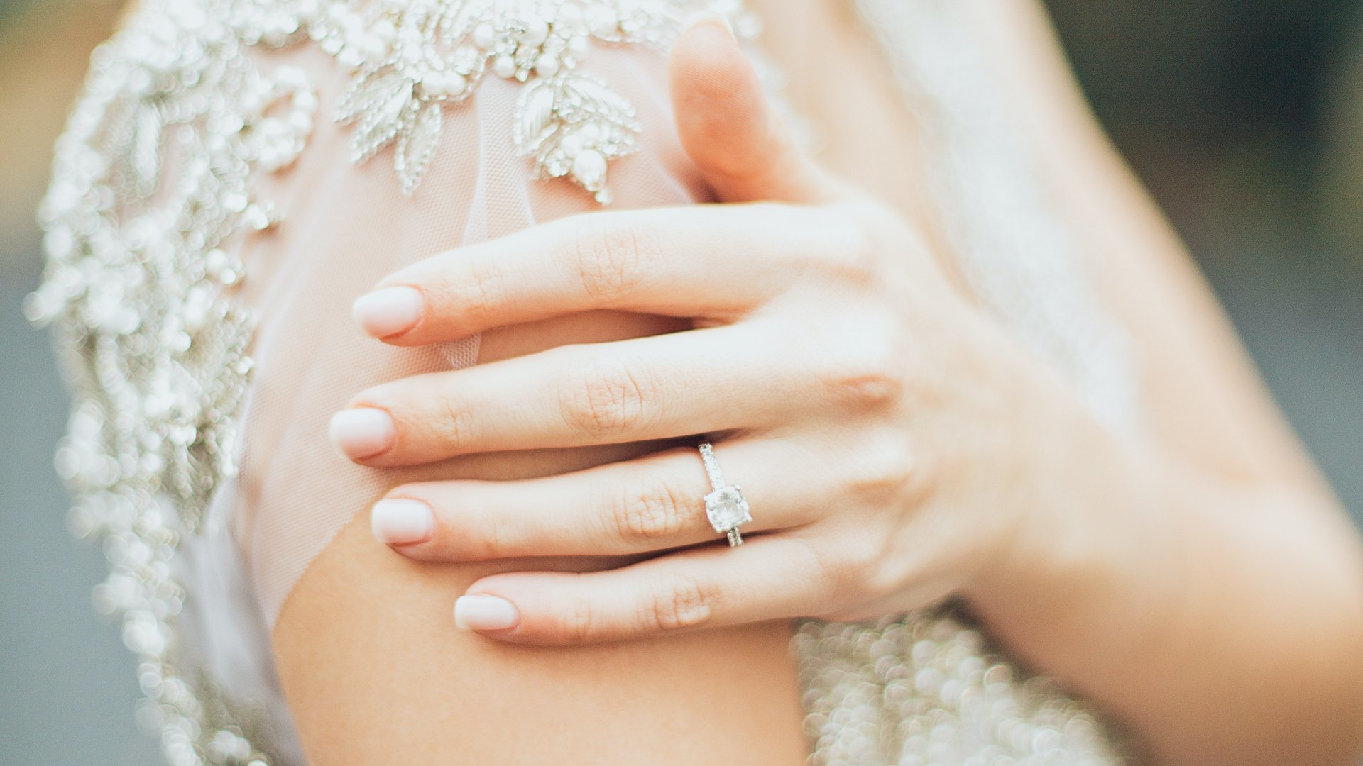 Eljegyzési gyűrű egy nő ujján