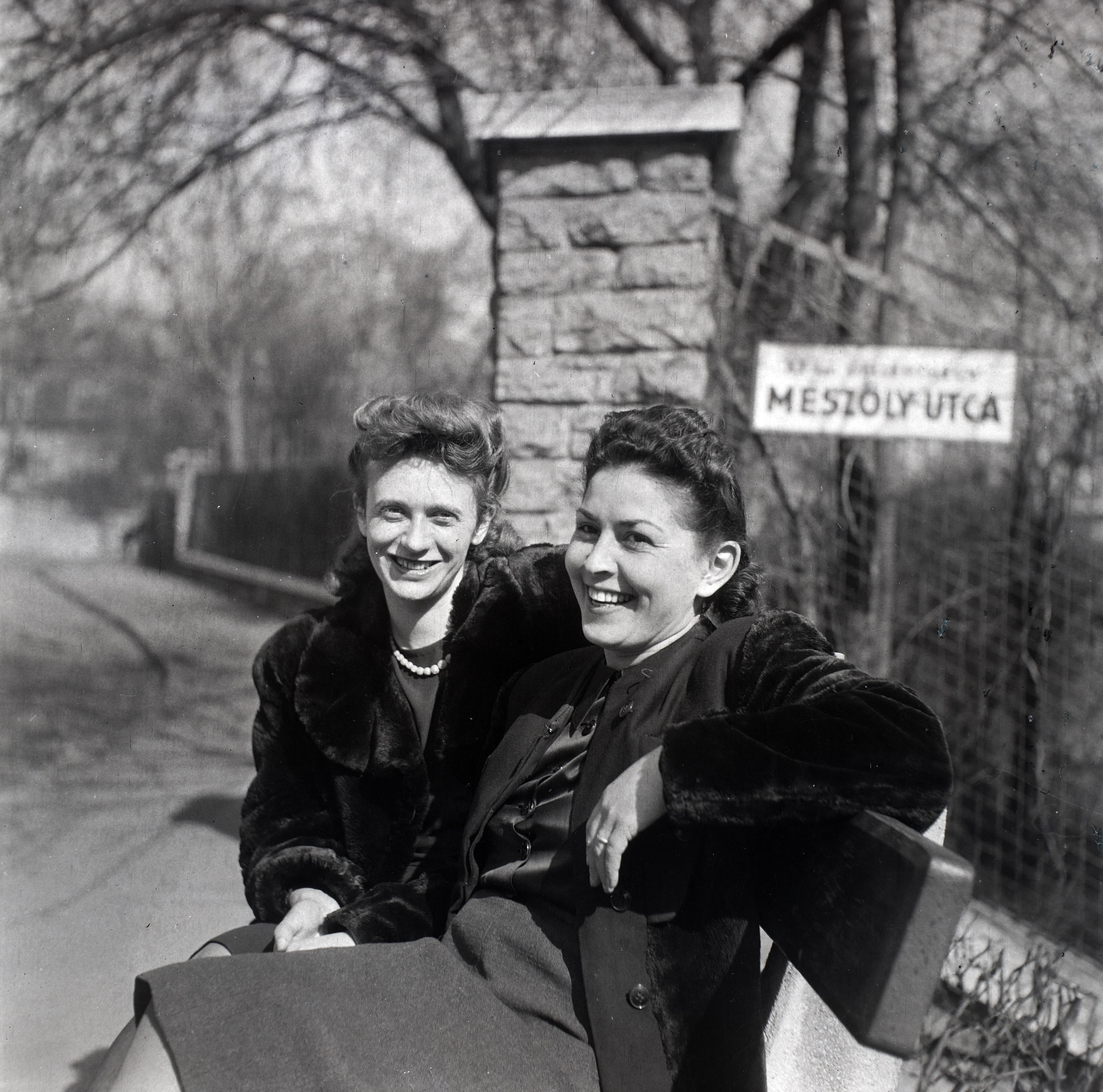 Nők Budapesten, 1937-ben (fotó: Fortepan / Papp Róbert)