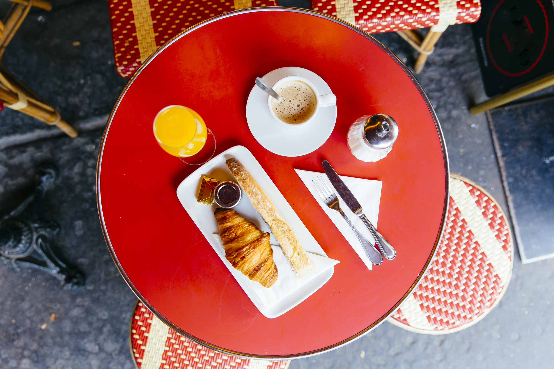 Kávé, croissant, reggeli Párizsban