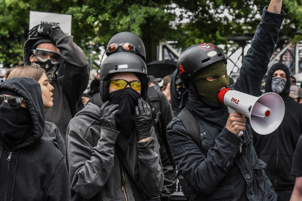 Antifasiszta ellentüntetők Portlandben