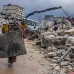 Civilek kutatnak túlélők után a romok alatt