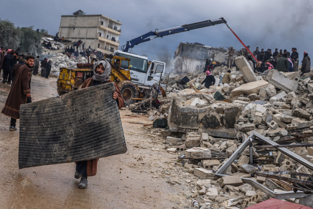 Civilek kutatnak túlélők után a romok alatt