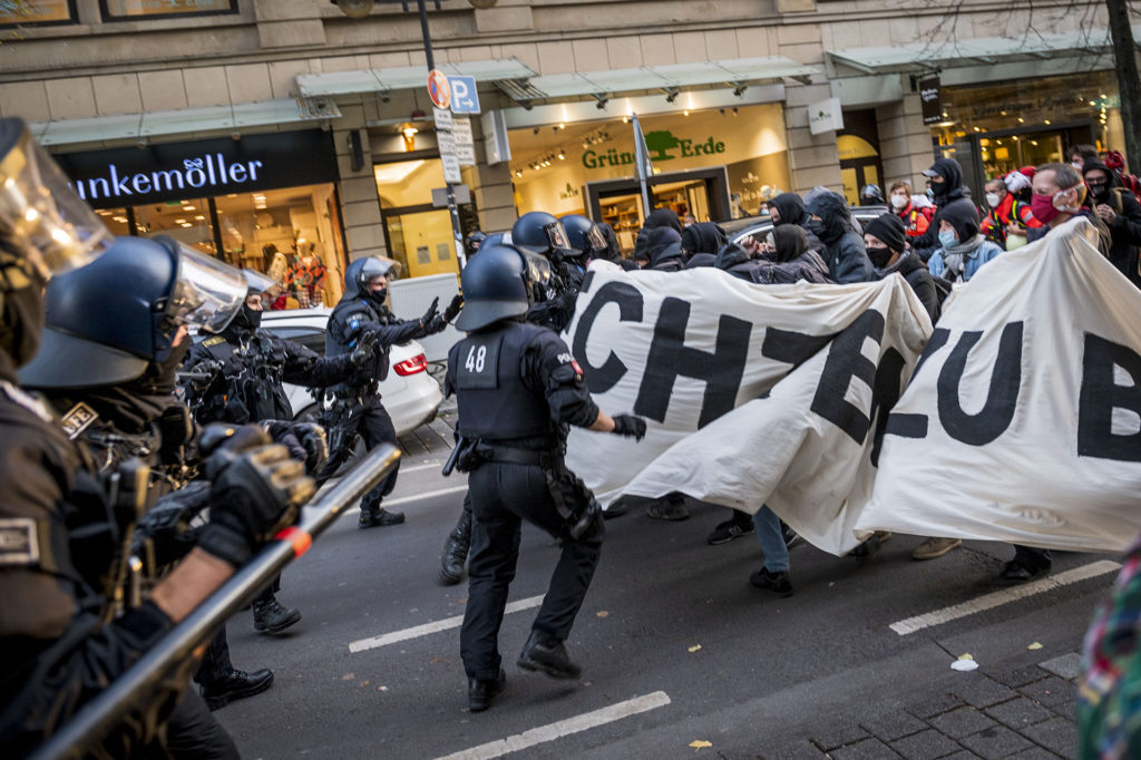 Rendőrök csapnak össze német antifasisztákkal