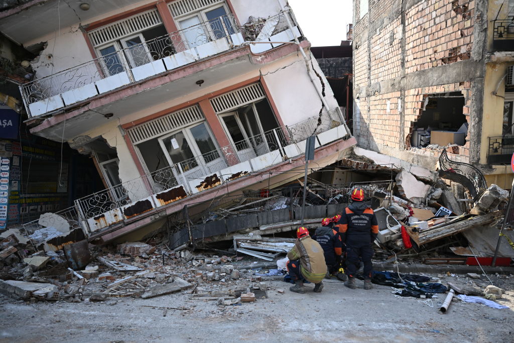 Mentők kutatnak túlélők után egy Hatay tartományban lévő ház romjai alatt 2023. Február 14-én.
