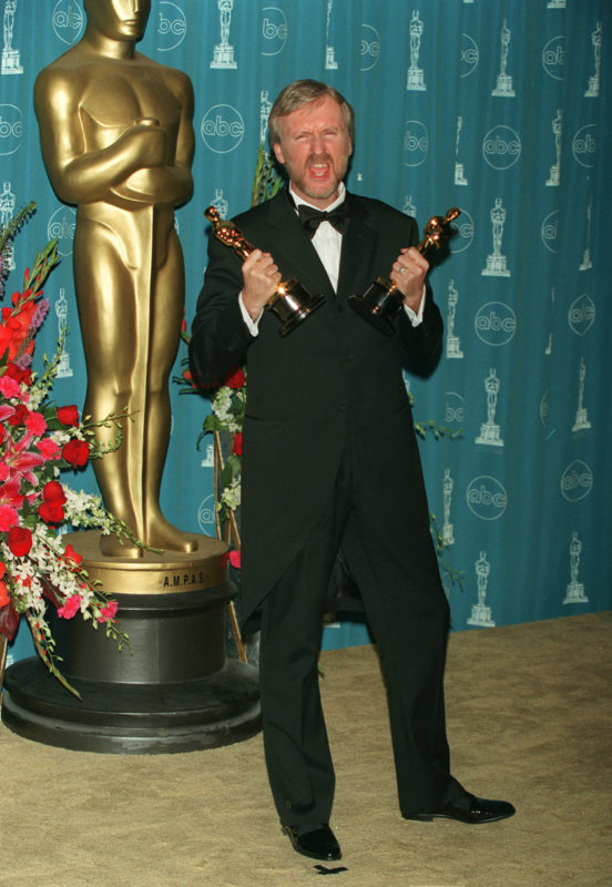 James Cameron két Oscarral a kezében