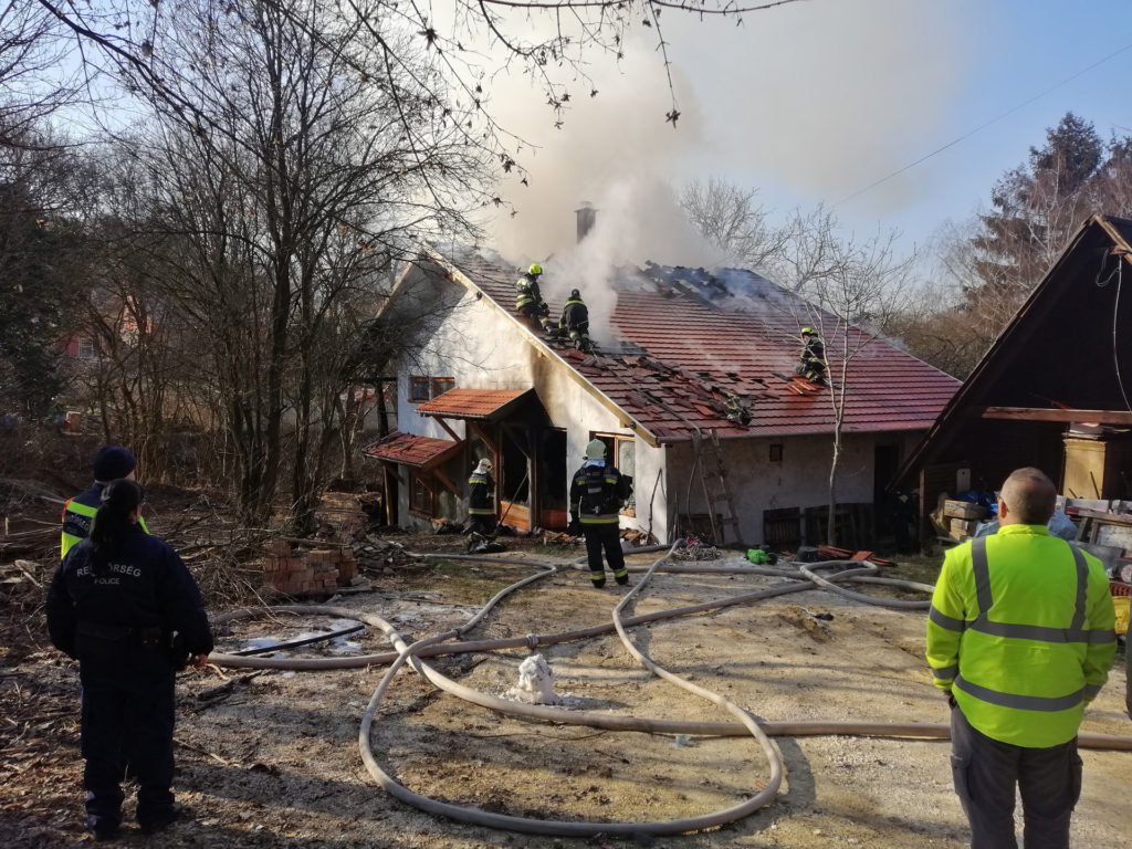 A Reitter család házát oltják a tűzoltók Csobánkán (Fotó: magánarchívum)