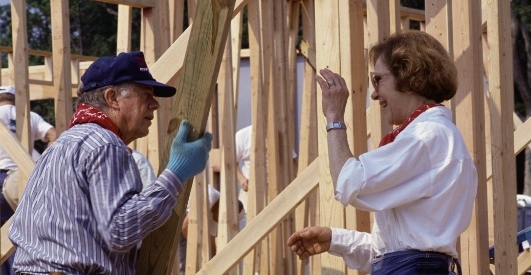 Jimmy Carter és Rosalynn házat építenek Vácon (fotó: habitat.hu)