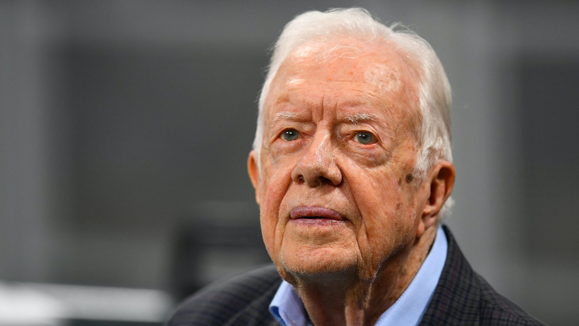 Jimmy Carter volt amerikai elnök az Atlanta Falcons és a Cincinnati Bengals mérkőzése előtt a Mercedes-Benz Stadionban 2018. szeptember 30-án, Atlantában, Georgiában