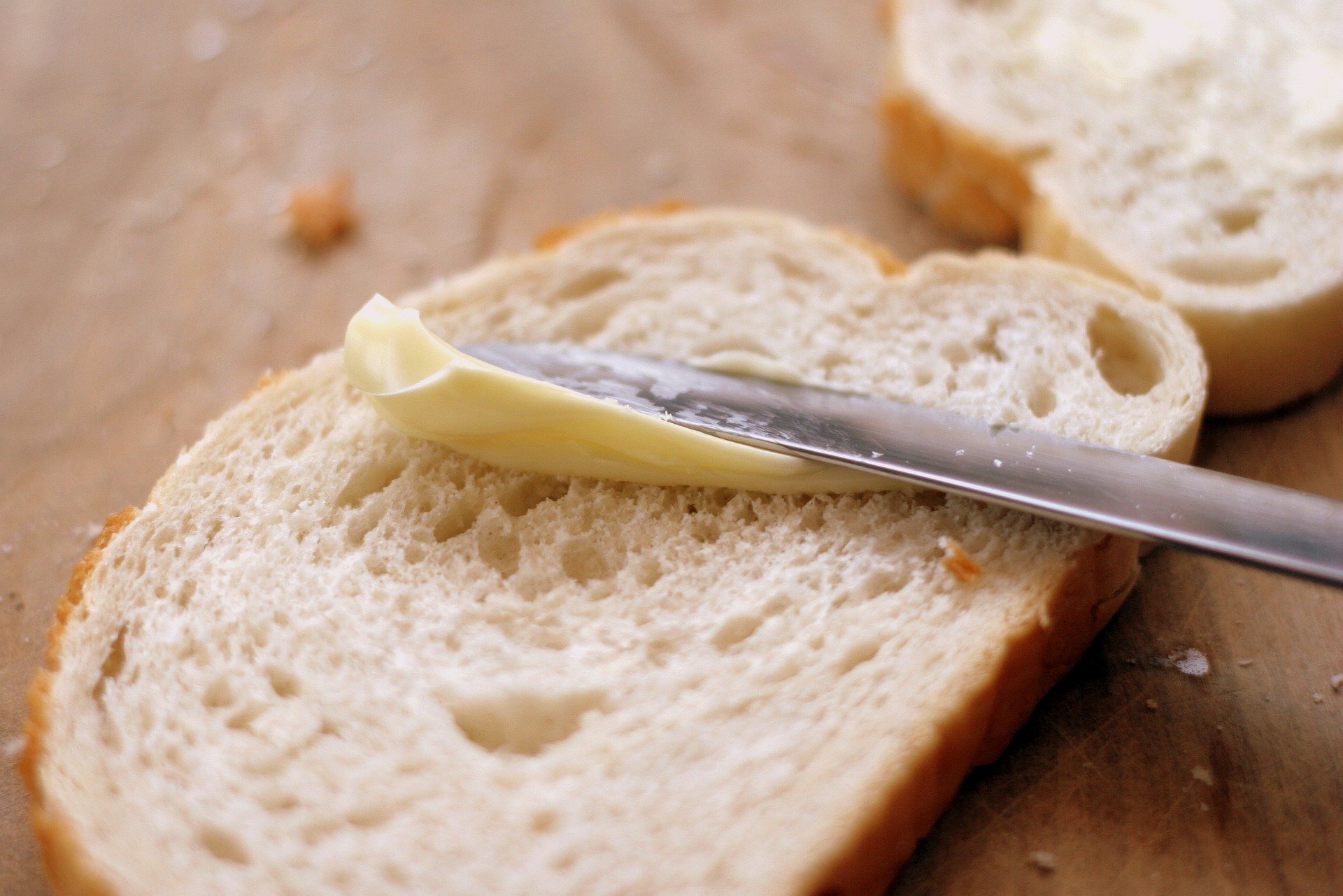 Margarint vagy vajat kennek késsel a kenyérre