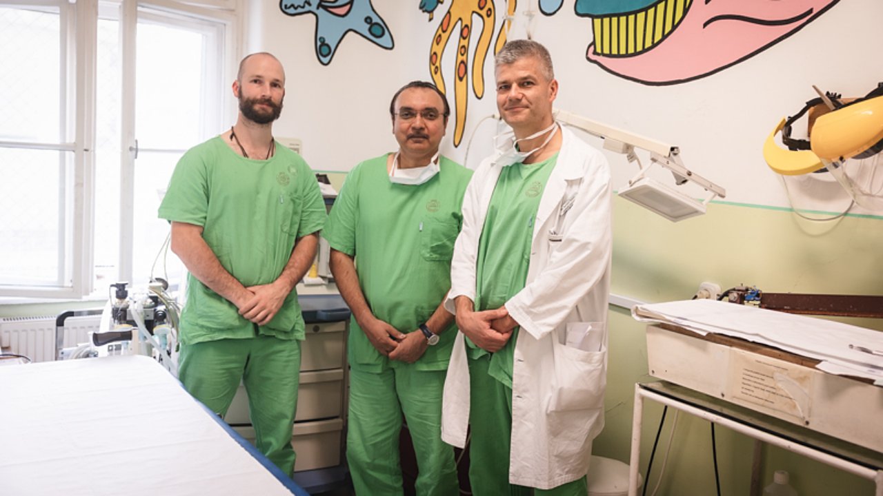 Dr. Hajnal Dániel, a kisfiú kezelőorvosa, Dr. Amulya Saxena és Dr. Kovács Tamás a műtétet végző orvosok