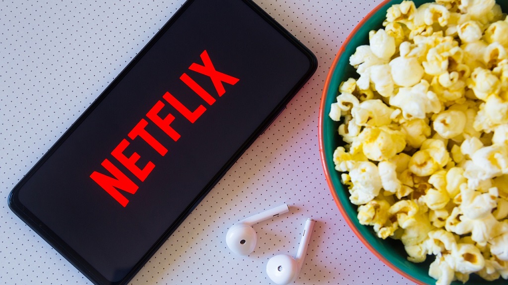 Netflix logó és popcorn