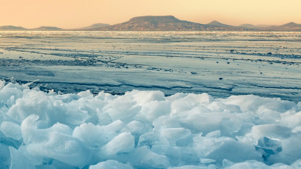 Olyan erős szél fújt, hogy összetörte a Balaton jegét