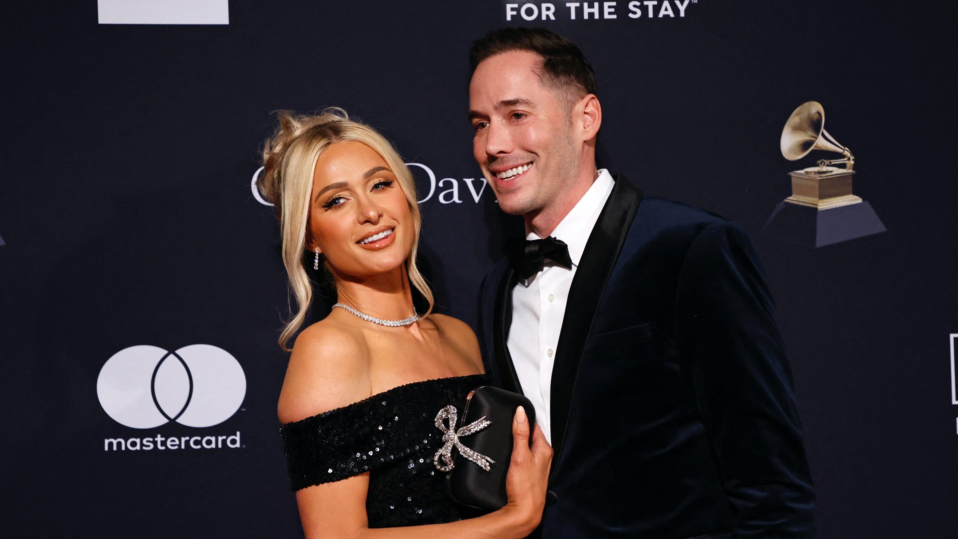 Paris Hilton és férje, Carter Reum amerikai író a kaliforniai Beverly Hillsben található Beverly Hilton szállodában 2023. február 4-én