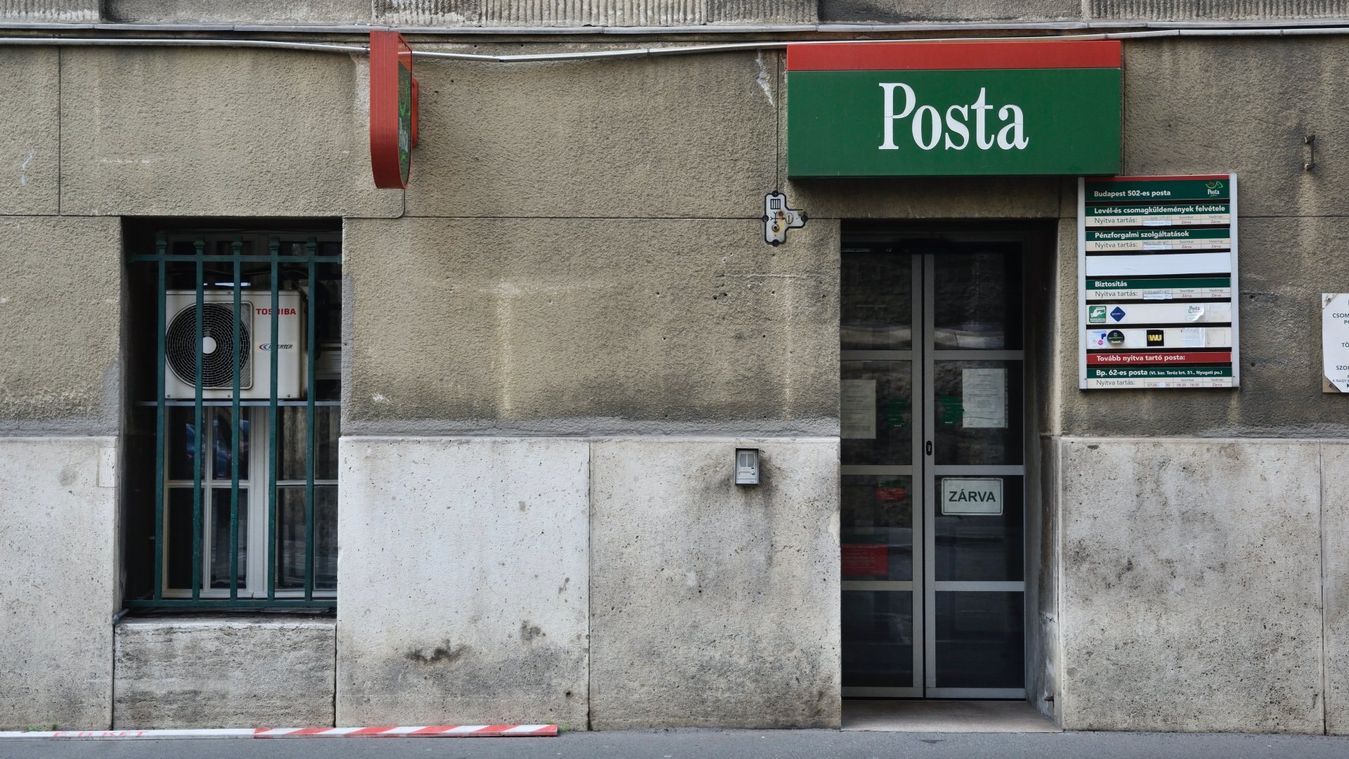 Magyar Posta Budapest 502 postahivatal bejárata a fõvárosi Szalay utcában