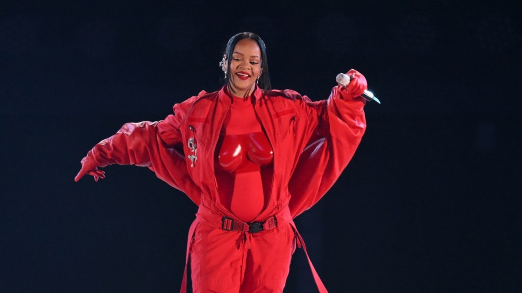 Cuki babájával és rapper férjével pózol Rihanna a Vogue címlapján