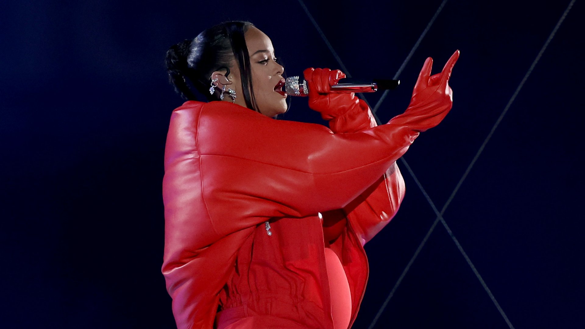 Rihanna fellép az Apple Music Super Bowl LVII félidei show-ja alatt a State Farm Stadionban 2023. február 12-én az arizonai Glendale-ben
