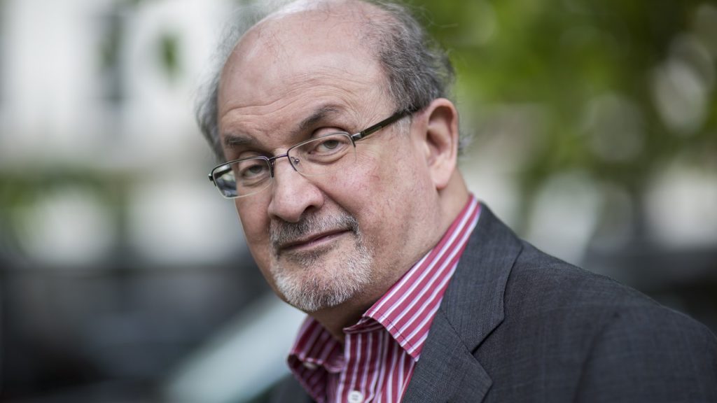 Megrázó képet posztolt a fél szemére megvakított Salman Rushdie