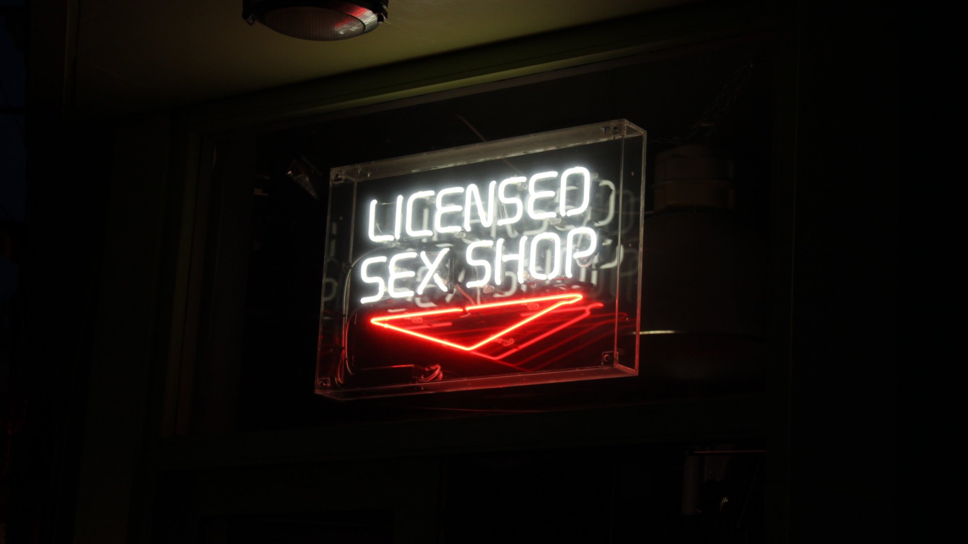 Egy szexshop világító felirata