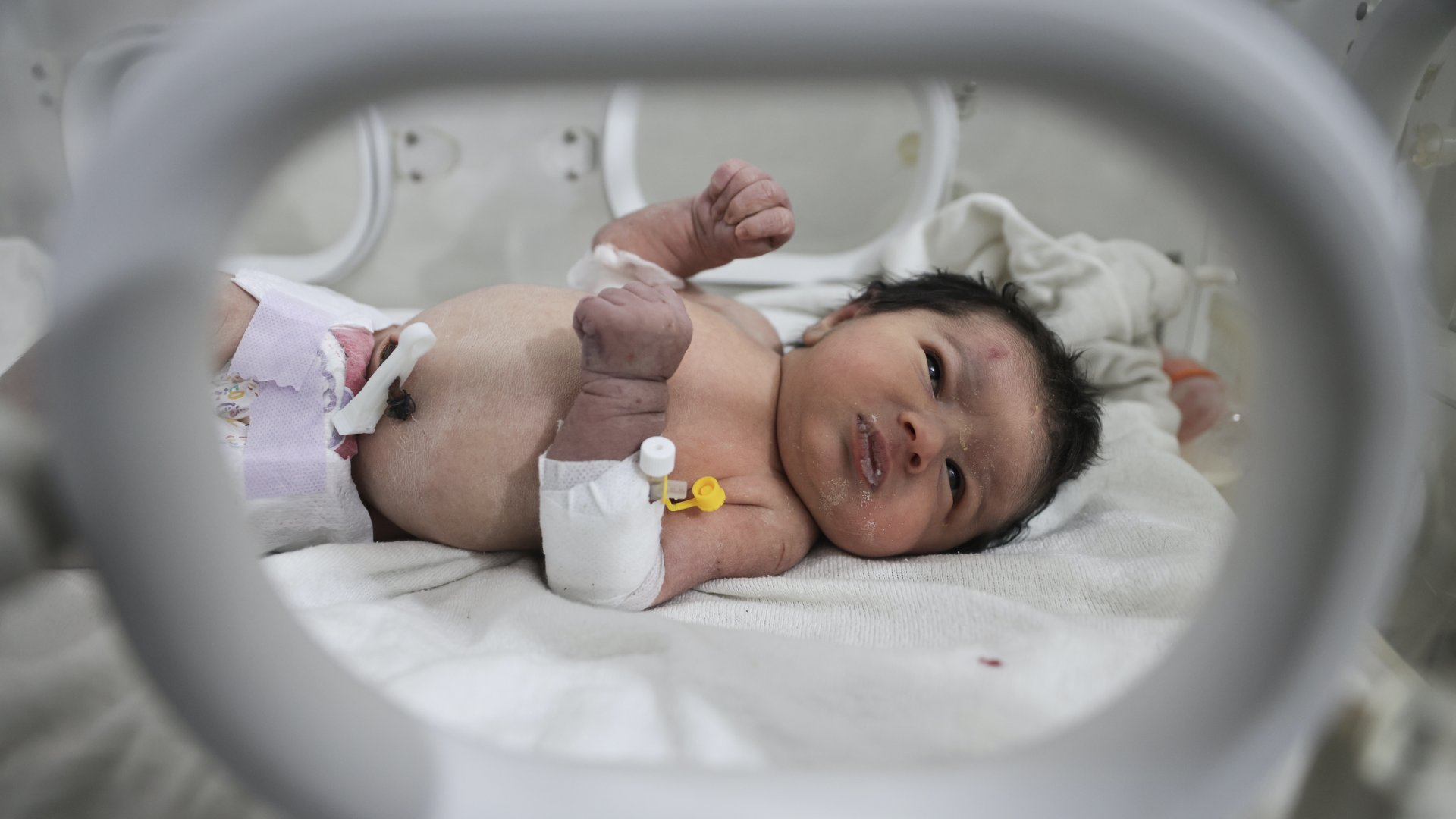 A 2023. február 8-án készült fotón inkubátorban látható a szíriai Afrin városának egyik gyerekkórházban az az újszülött kislány, akit a törökországi-szíriai földrengés után a romok alatt hozott világra az édesanyja