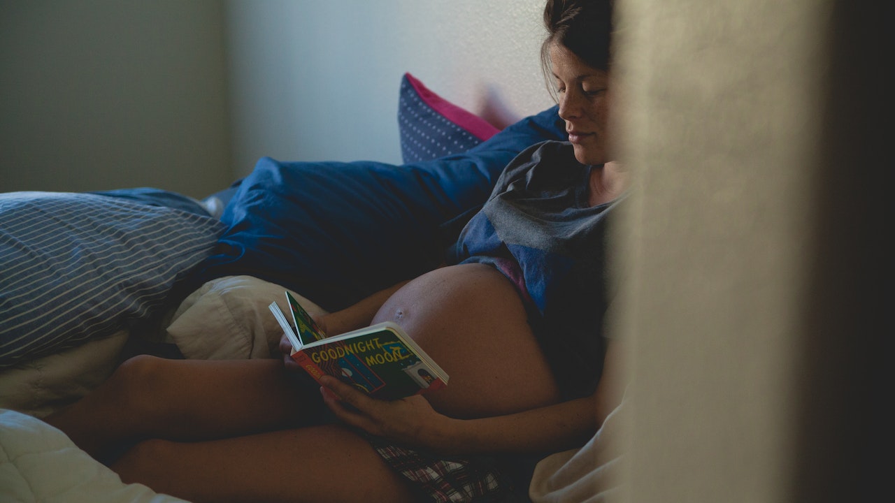 terhes nő olvas