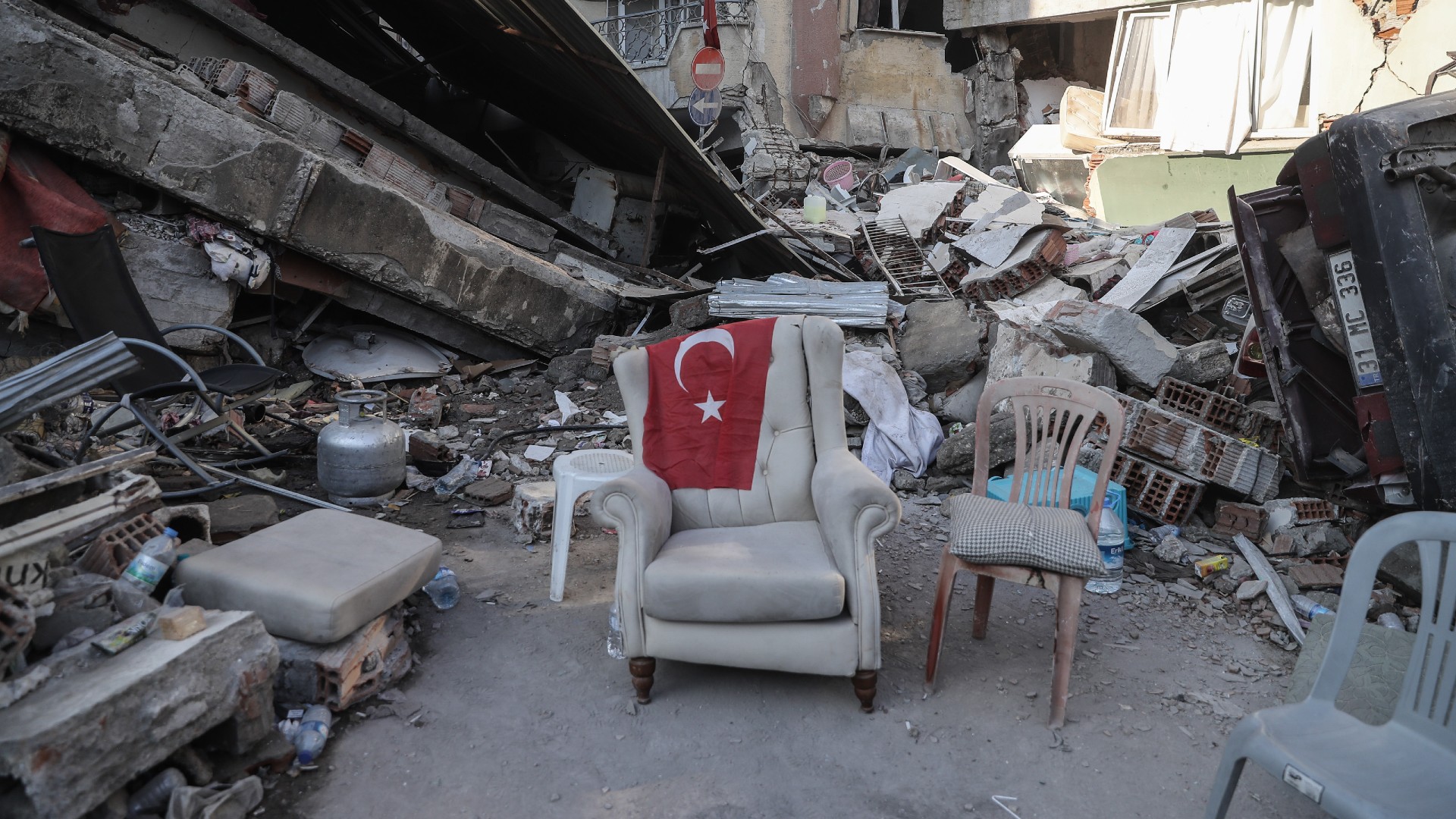 Török zászló egy fotelen a földrengés sújtotta Hatay tartományban