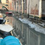 Csónakok vesztegelnek egy csaknem teljesen kiszáradt velencei csatornában 2023. február 20-án