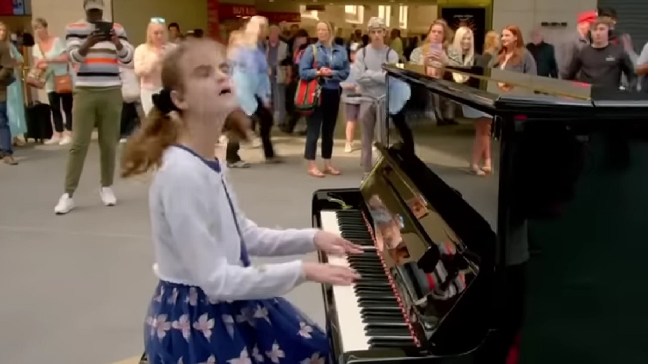 Zongorázó vak kislány