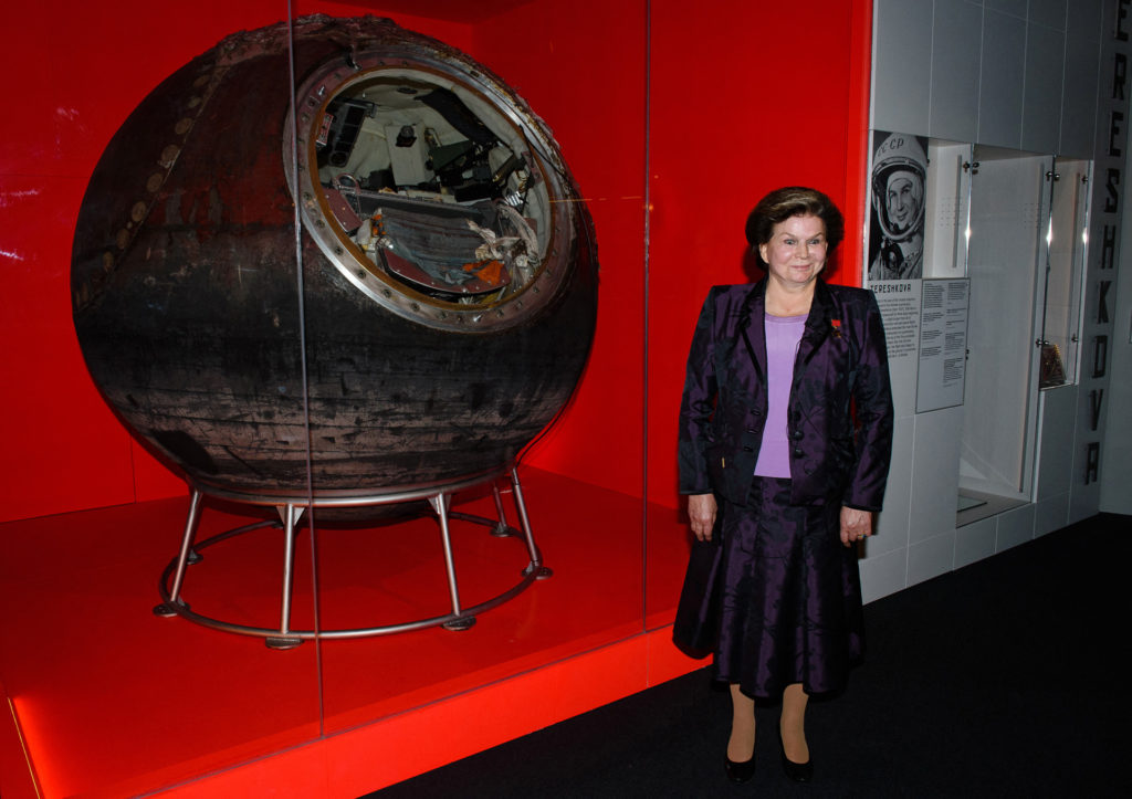 Valentyina Tyereskova a Vostok 6 űrkapszulával pózol a Londoni Tudományi Múzeumban, 2015-ben (Fotó: LEON NEAL / AFP)