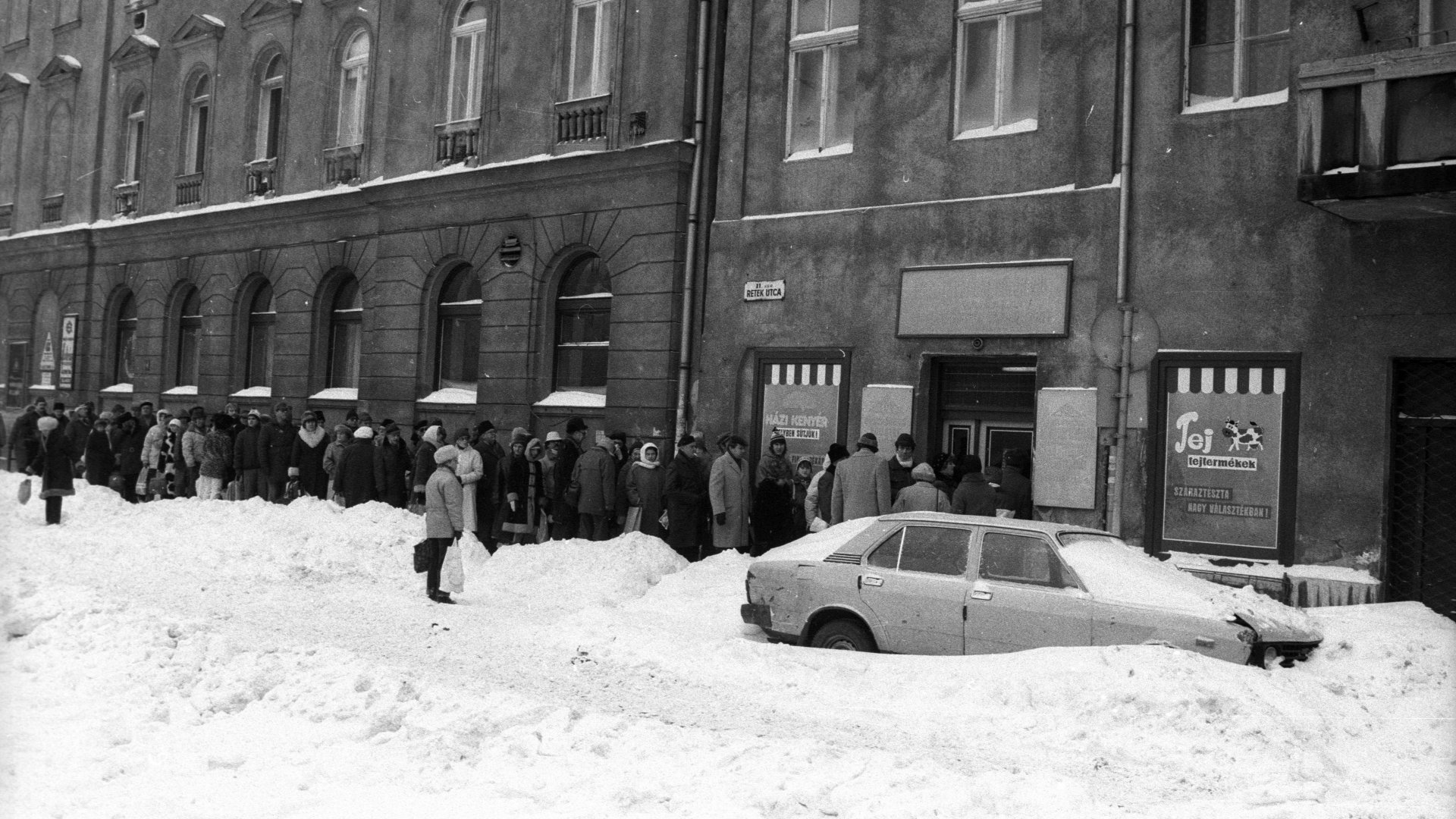 Retek utca 4, sorban állók a Fővárosi Sütőipari Vállalat péksége előtt, az 1987 januári nagy havazás idején.