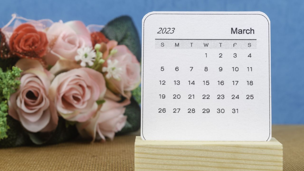 Márciusi naptár virággal
