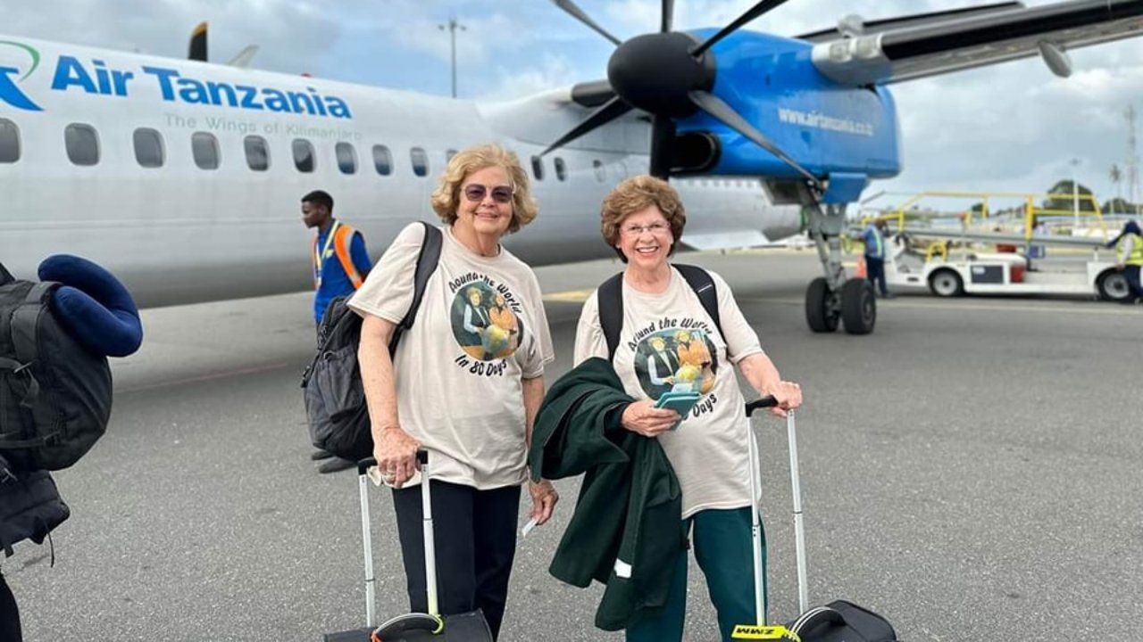 Repülőgép előtt Sandy Hazelip és Ellie Hamby, akik 80 nap alatt megkerülni a Földet