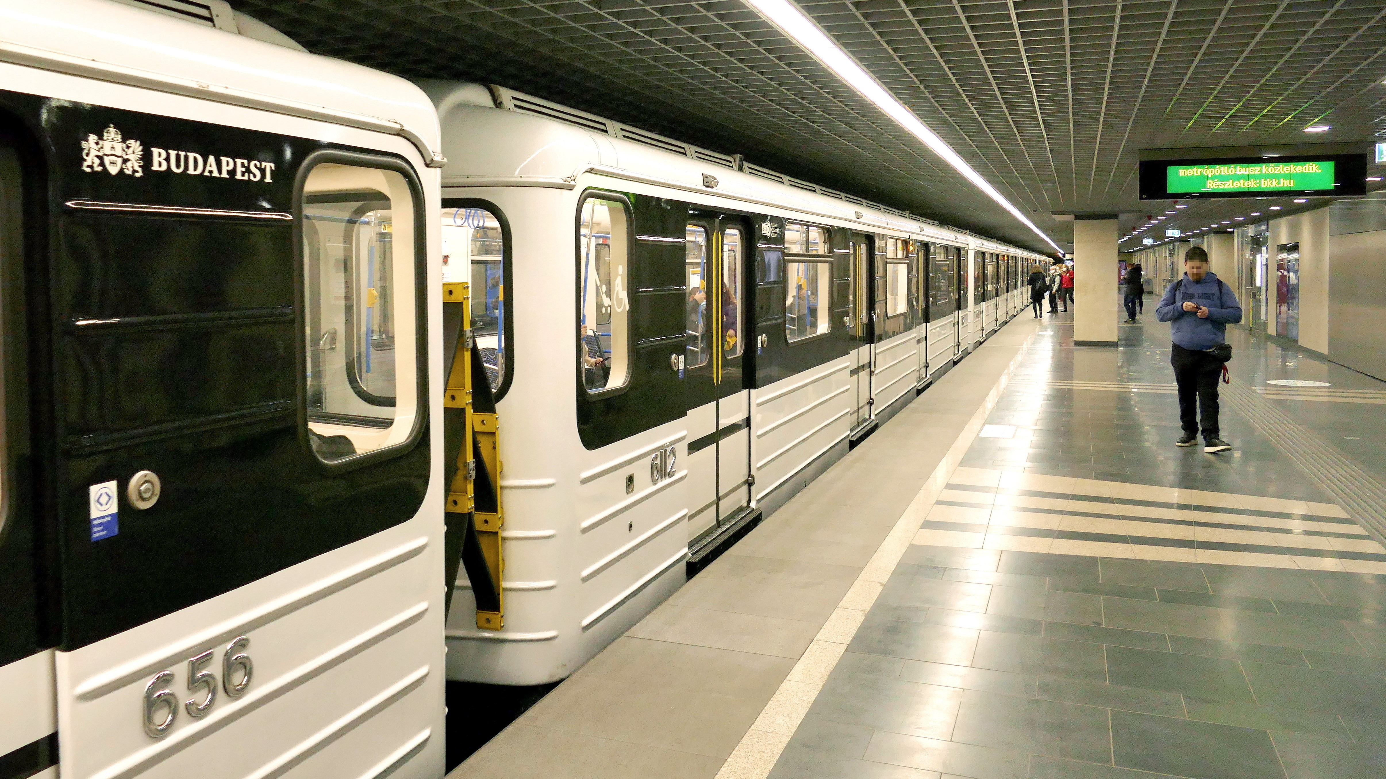 A 3-as metró vonalán közlekedő egyik orosz gyártmányú szerelvény megérkezik a Göncz Árpád térnél lévő megállójába