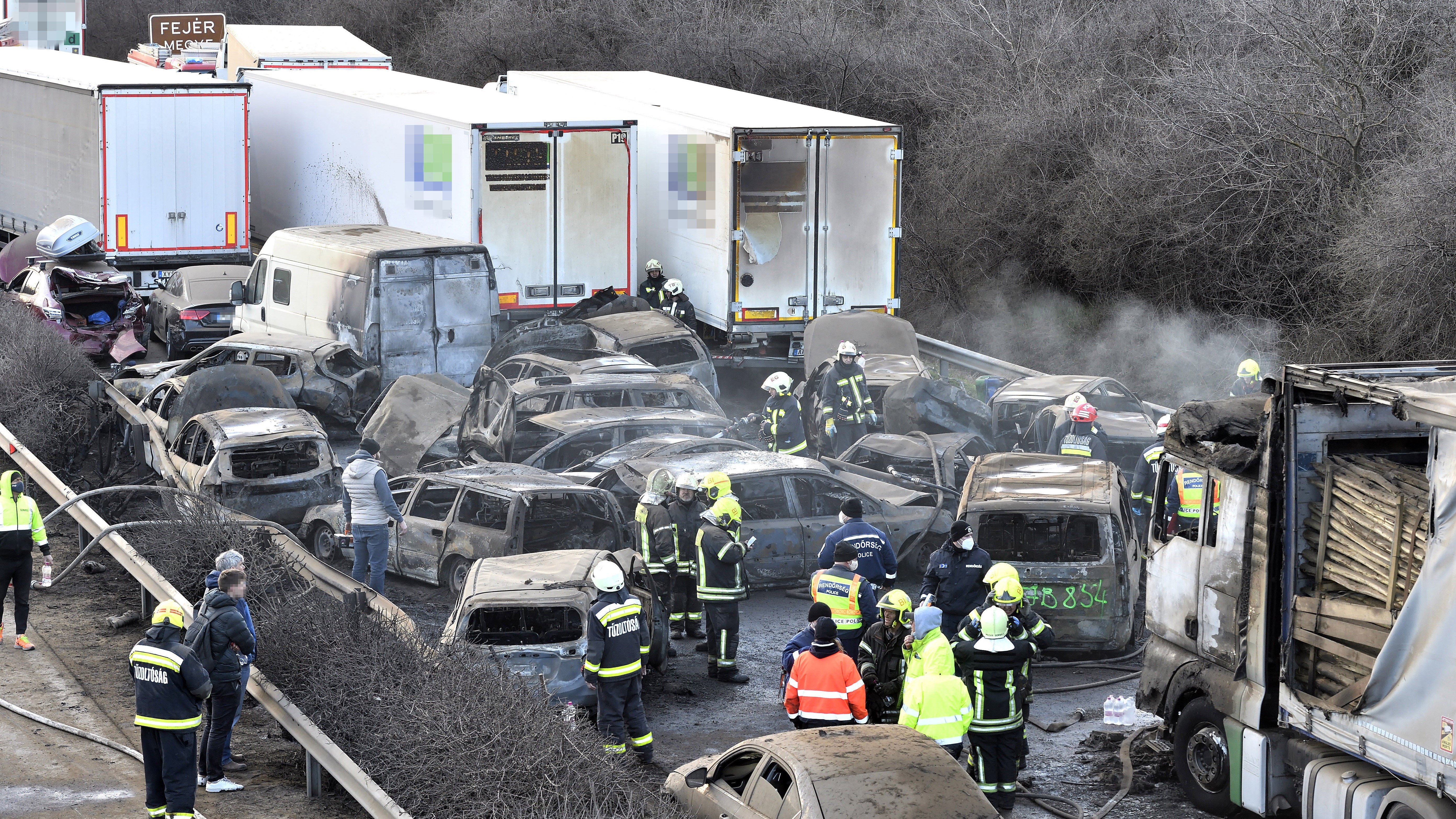 Kiégett és sérült gépjárművek az M1-es autópályán Herceghalomnál 2023. március 11-én.