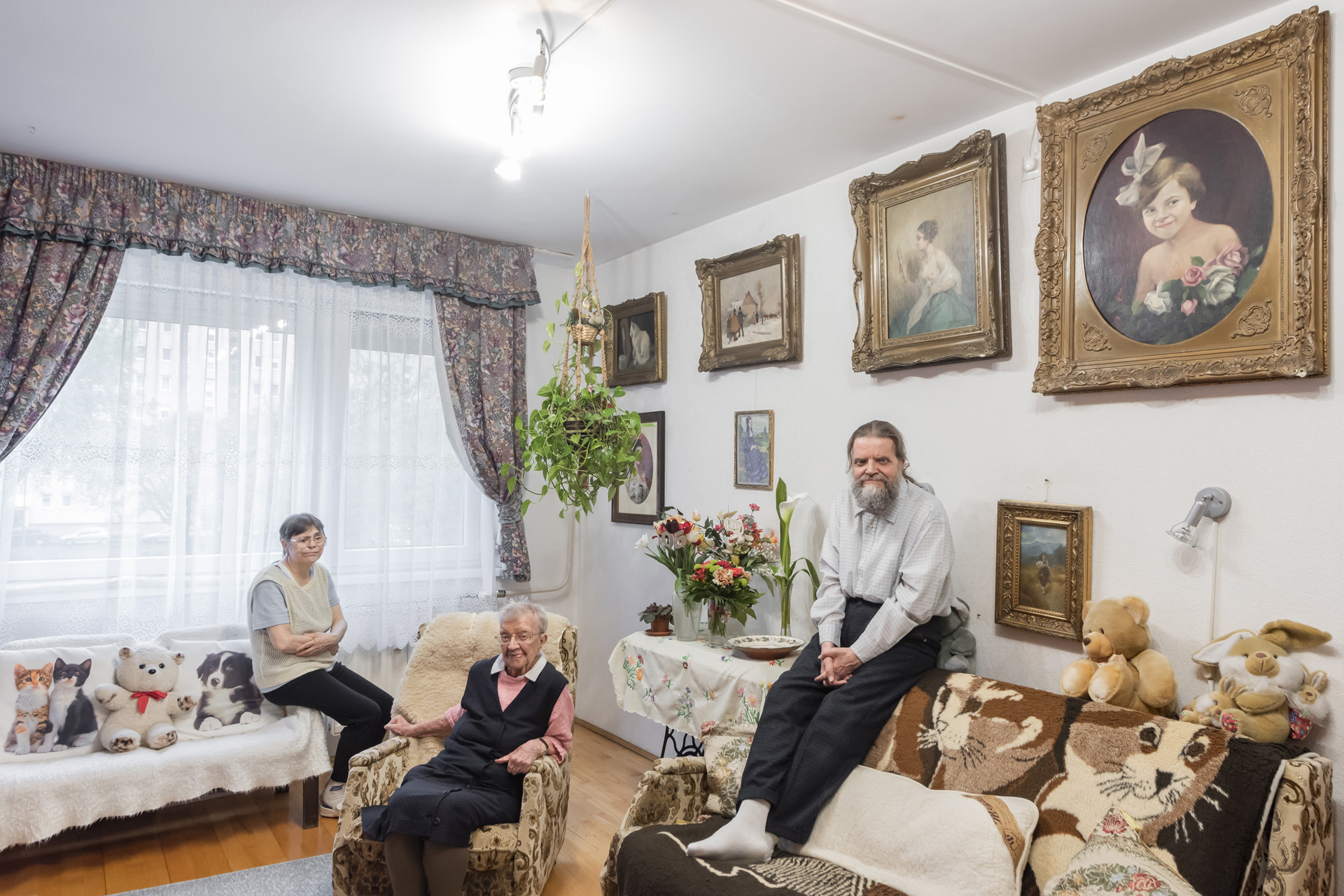 A 105 éves Gizi néni fia és menye társaságában