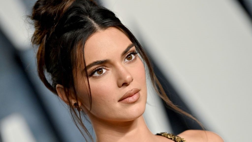 Kendall Jenner félmeztelenül pózol legújabb kampányában