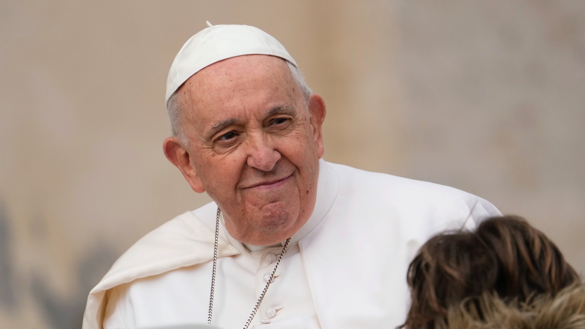 Ferenc pápa heti általános audienciájára érkezik a vatikáni Szent Péter téren 2023. március 8-án